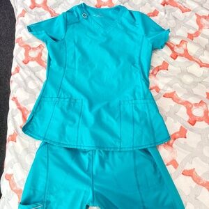 Pre-owned Cherokee infinity scrubs